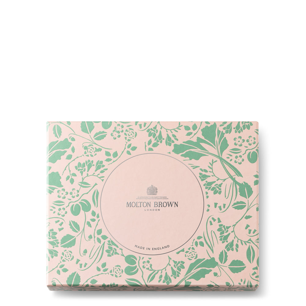 مجموعة هدايا للعناية بالجسم من الزهور والفواكه